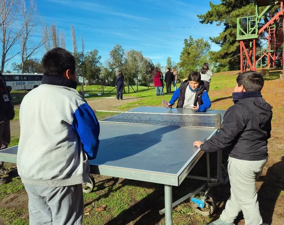 Personas jugando ping pong al aire libre