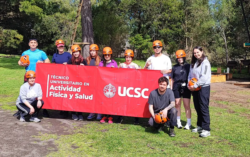 Grupo de estudiantes universitarios con su banner